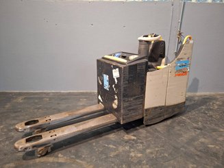 Stand-on pallet truck Crown WT3040 2.00