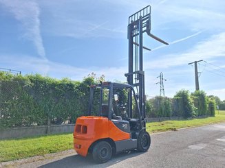 Four wheel front forklift Doosan D30S 5