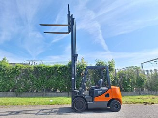 Four wheel front forklift Doosan D30S 5