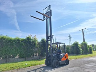Four wheel front forklift Doosan D30S 5