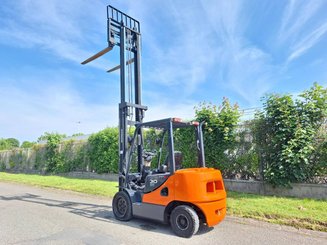 Four wheel front forklift Doosan D30S 5