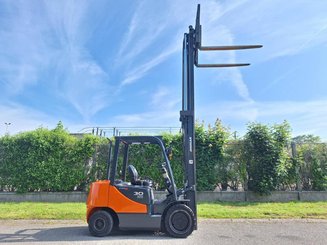 Four wheel front forklift Doosan D30S 5