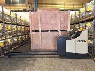 Stand-on pallet truck Crown WT3040 - 9