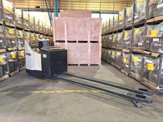 Stand-on pallet truck Crown WT3040 - 1