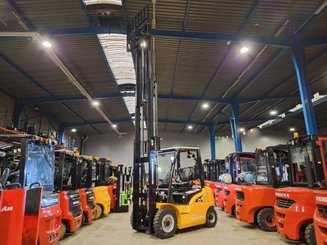 Four wheel front forklift Hangcha XE25