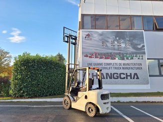 Four wheel front forklift Hangcha XF25D - 10