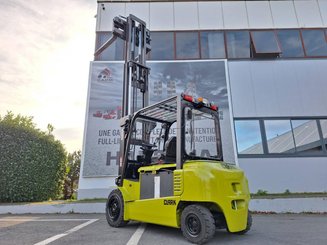 Four wheel front forklift Clark GEX40