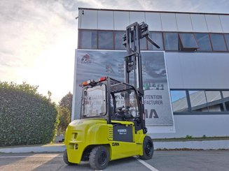 Four wheel front forklift Clark GEX40
