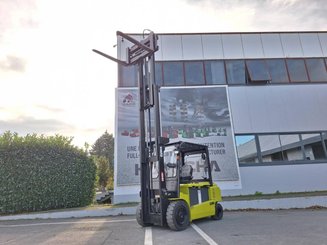 Four wheel front forklift Clark GEX40