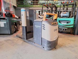 Low-level order picker Crown GPC3045