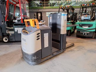 Low-level order picker Crown GPC3045