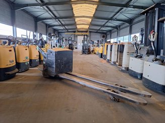 Stand-on pallet truck Caterpillar NPV20N2