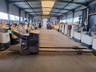 Stand-on pallet truck Caterpillar NPV20N2