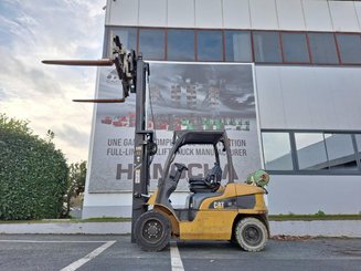 Four wheel front forklift Caterpillar GP30N - 2