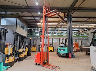 Pedestrian pallet stacker BT LSF 1250 EE
