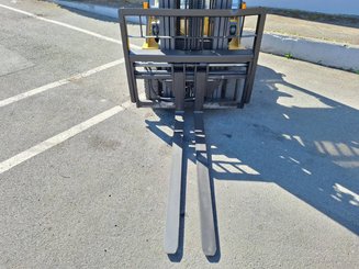 Four wheel front forklift Caterpillar GP25NT