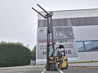 Four wheel front forklift Caterpillar GP25N