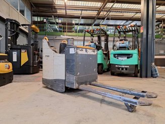 Stand-on pallet truck Crown WT3040 2.00