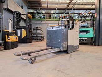 Stand-on pallet truck Crown WT3040 2.00