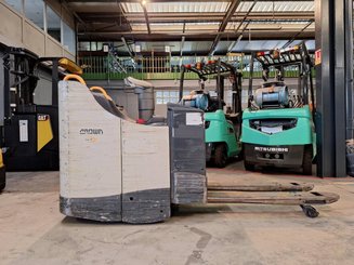 Stand-on pallet truck Crown WT3040 2.00