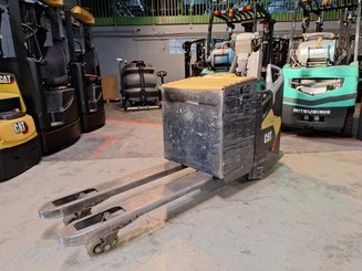 Pedestrian pallet truck Caterpillar NPF25N2