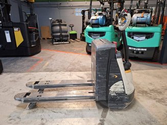 Pedestrian pallet truck Crown WP3020-2.0