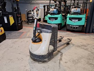 Pedestrian pallet truck Crown WP3020-2.0