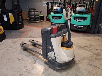 Pedestrian pallet truck Crown WP3020-2.0
