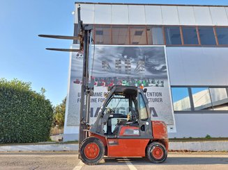 Four wheel front forklift Nissan FGDO2A30Q - 8
