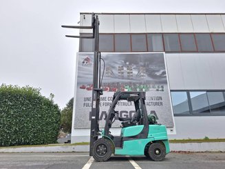 Four wheel front forklift Yale GLP35VX