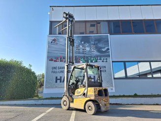 Four wheel front forklift Yale GDP25VX