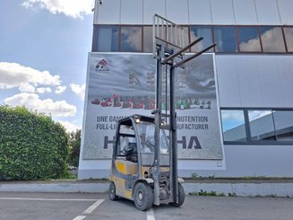Four wheel front forklift Yale GDP18VX