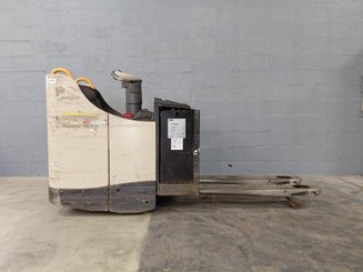 Stand-on pallet truck Crown WT3040 2.00