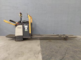 Stand-on pallet truck Crown WT3060