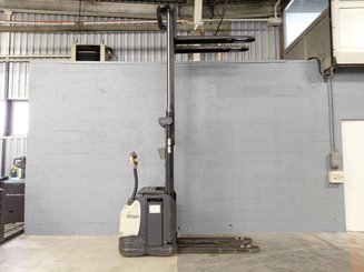 Pedestrian pallet stacker Crown ESI4000-12 - 8