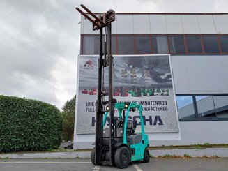 Four wheel front forklift Yale GDP25VX