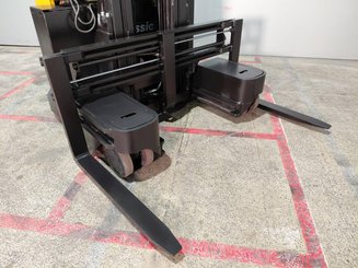 Multi-directional retractable mast reach truck Caterpillar NRM20K