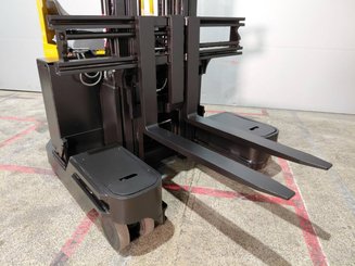 Multi-directional retractable mast reach truck Caterpillar NRM20K