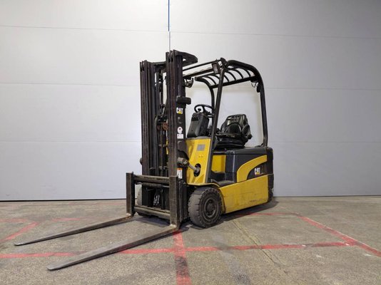 Three wheel front forklift Caterpillar EP18NT - 1