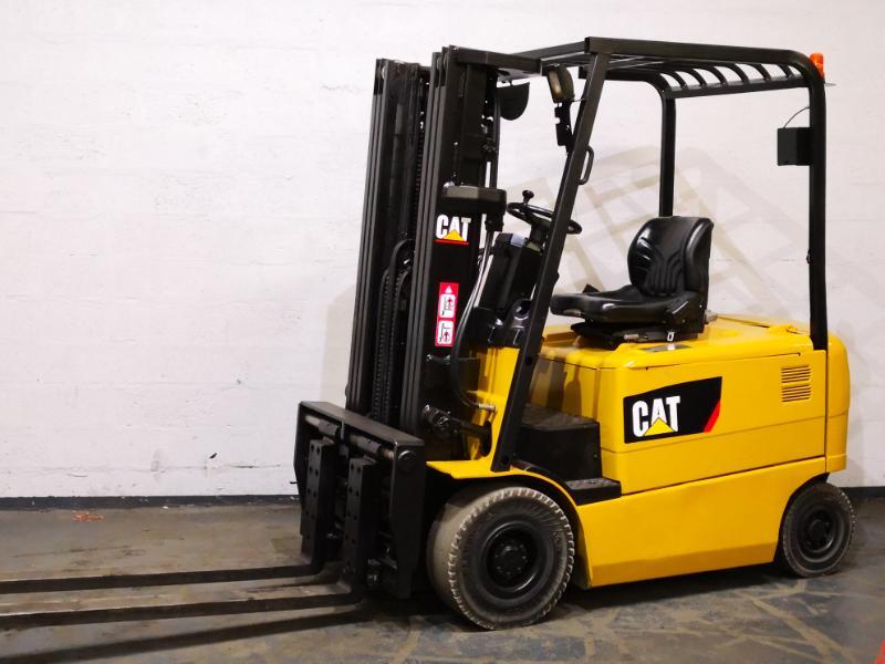 Four wheel counterbalanced forklift Caterpillar EP25K-PAC - 1