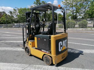 Four wheel front forklift Caterpillar EC25N - 2