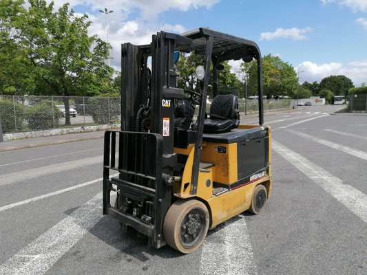 Four wheel front forklift Caterpillar EC25N - 1