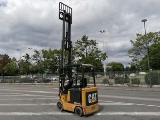 Four wheel front forklift Caterpillar EC25N - 4