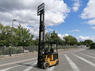 Four wheel front forklift Caterpillar EC25N - 2