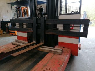 Multidirectional sideloader Combilift ESA30
