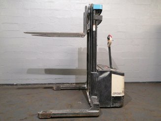 Straddle stacker Crown WS2300 1.8