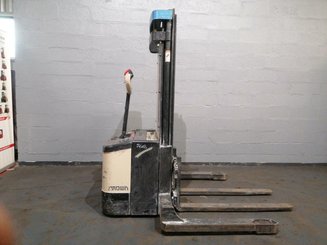 Straddle stacker Crown WS2300 1.8