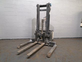 Straddle stacker Crown WS2300 1.8 - 3