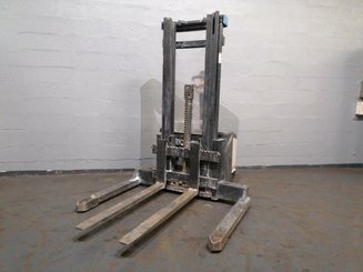 Straddle stacker Crown WS2300 1.8