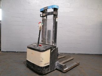Straddle stacker Crown WS2300 1.8 - 5